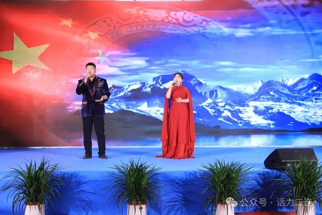 【推動鑄牢中華民族共同體意識走深走實】草原輕騎兵踏歌傳情！我市烏蘭牧騎用文藝織就民族團結“錦緞”